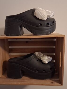 CROCS Black Platform Clogs with White Rose Charms